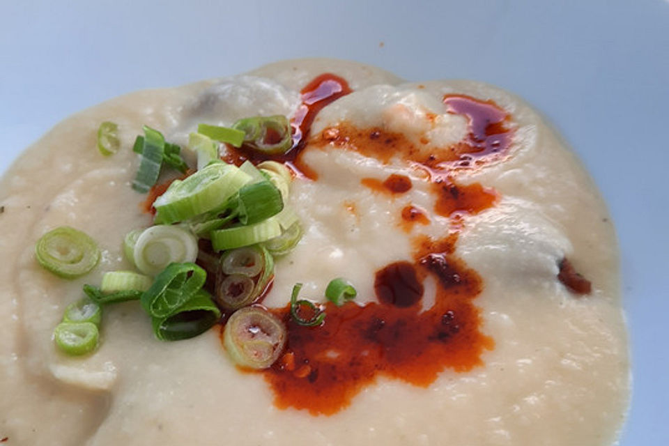 Pastinaken-Blumenkohlsuppe mit gerösteten Mandeln und Kresse