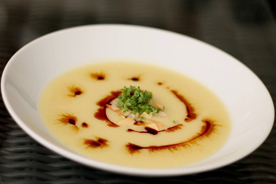 Pastinaken-Blumenkohlsuppe mit gerösteten Mandeln und Kresse