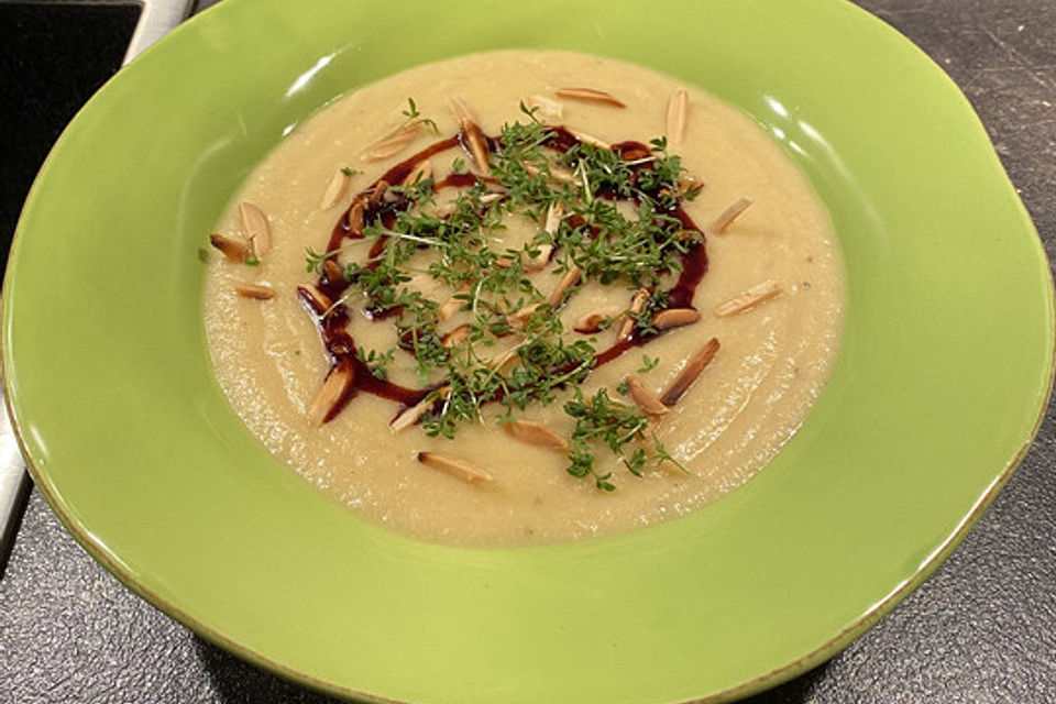 Pastinaken-Blumenkohlsuppe mit gerösteten Mandeln und Kresse