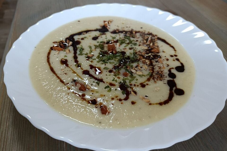 Pastinaken-Blumenkohlsuppe mit gerösteten Mandeln und Kresse