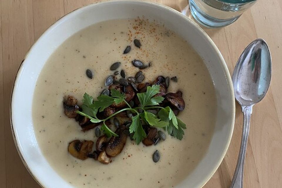 Pastinaken-Blumenkohlsuppe mit gerösteten Mandeln und Kresse