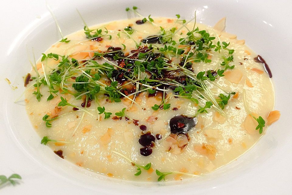 Pastinaken-Blumenkohlsuppe mit gerösteten Mandeln und Kresse