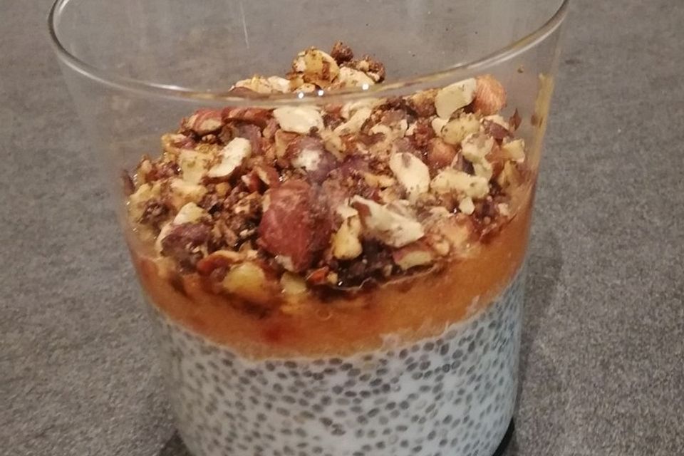 Chiapudding mit Haselnuss-Zimt-Krokant