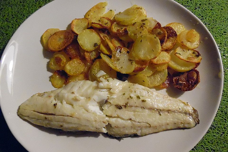 Seebarschfilet auf Kartoffelbett aus dem Ofen