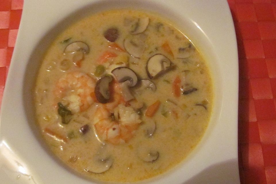 Sauer scharfe asiatische Kokossuppe mit Garnelen