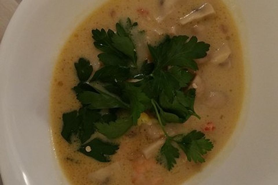 Sauer scharfe asiatische Kokossuppe mit Garnelen