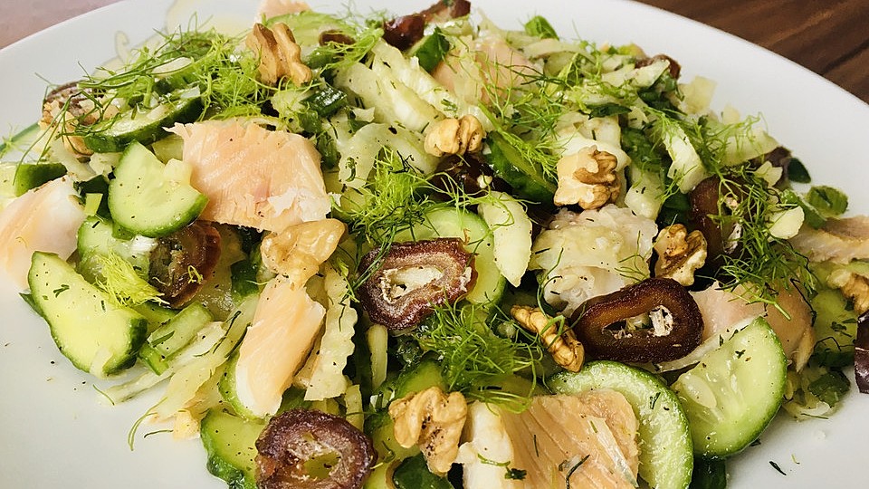 Fenchel-Gurken-Salat mit Lachs und Datteln von ars_vivendi