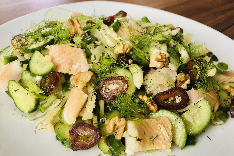 Fenchel-Gurken-Salat mit Lachs und Datteln