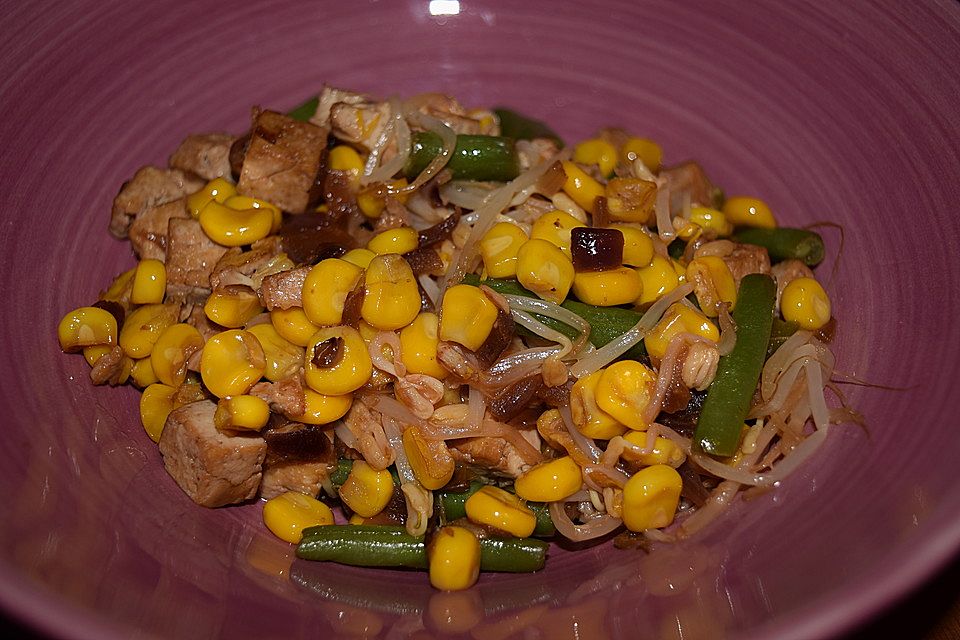 Tofu-Gemüse-Pfanne mit geröstetem Sesam