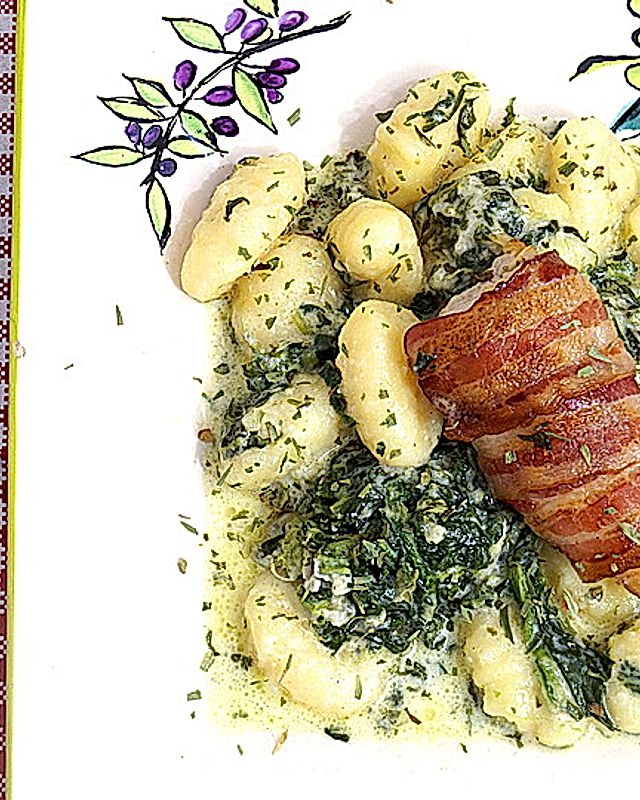 Bacon-Putensteaks mit Gnocchi in Spinat-Gorgonzolasauce