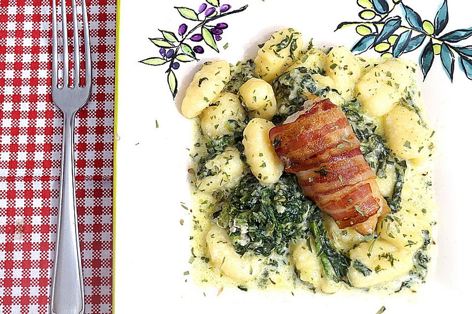 Bacon-Putensteaks mit Gnocchi in Spinat-Gorgonzolasauce