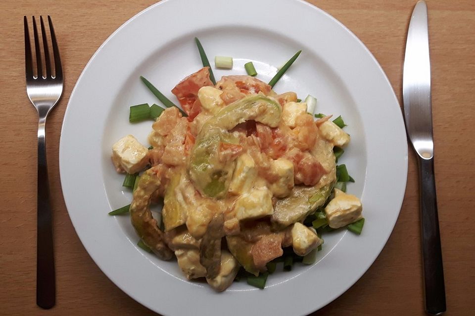 Gebratene Avocado mit Feta und Tomate