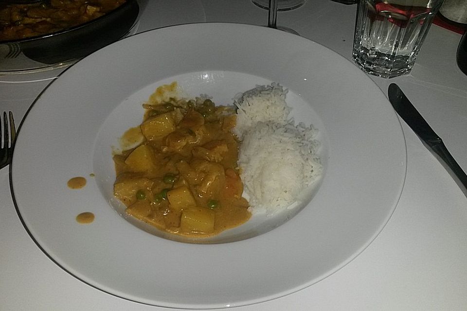 Leckeres Hähnchencurry mit Ananas, Kokosmilch und Joghurt