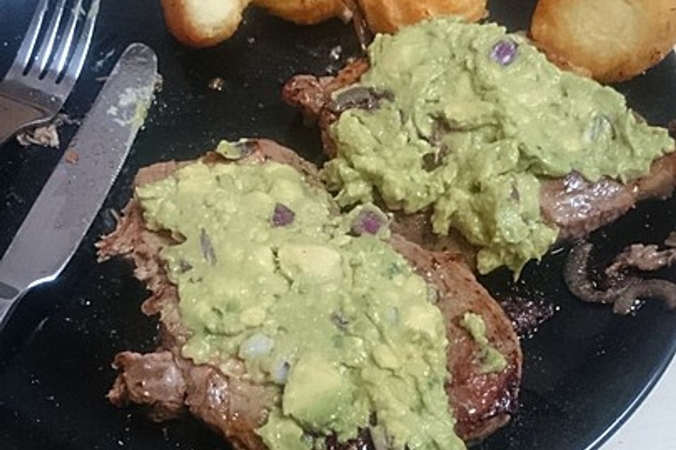 Schweinenackensteaks mit Avocado