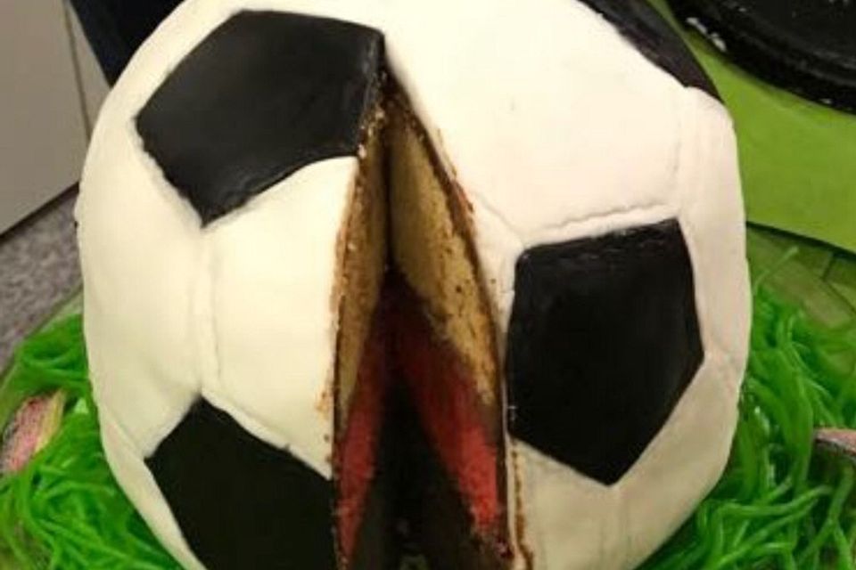 Fußballtorte mit Orangen-Schokocreme