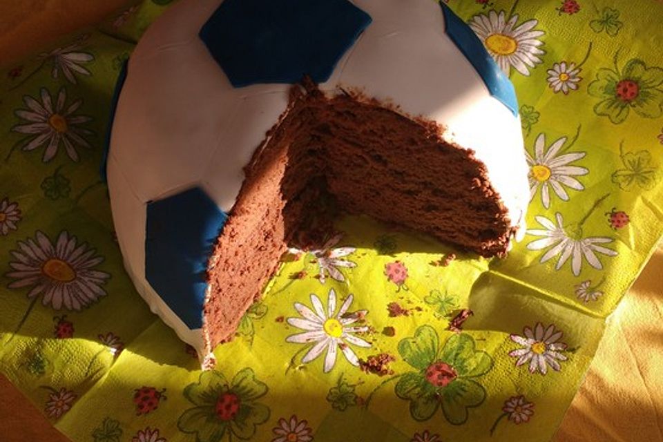 Fußballtorte mit Orangen-Schokocreme