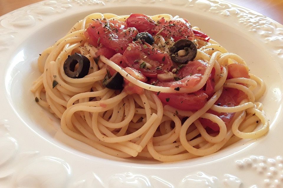 Spaghetti mit Cocktailtomaten und Oliven