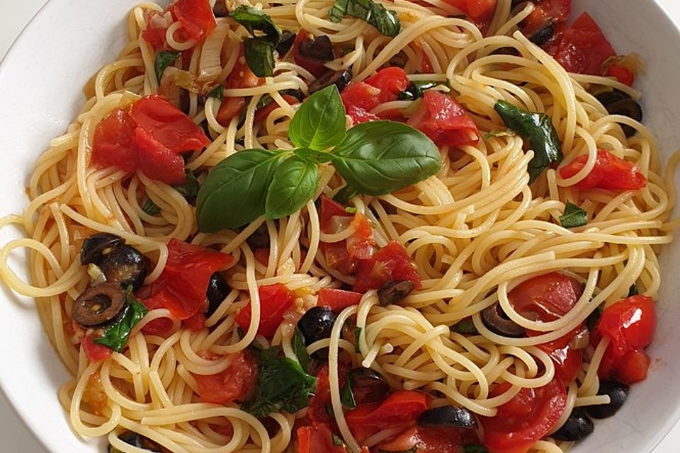 Spaghetti mit Cocktailtomaten und Oliven