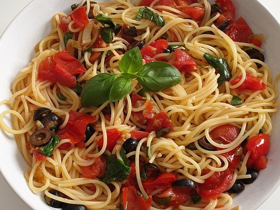 Spaghetti mit Cocktailtomaten und Oliven von Vrenikoch | Chefkoch