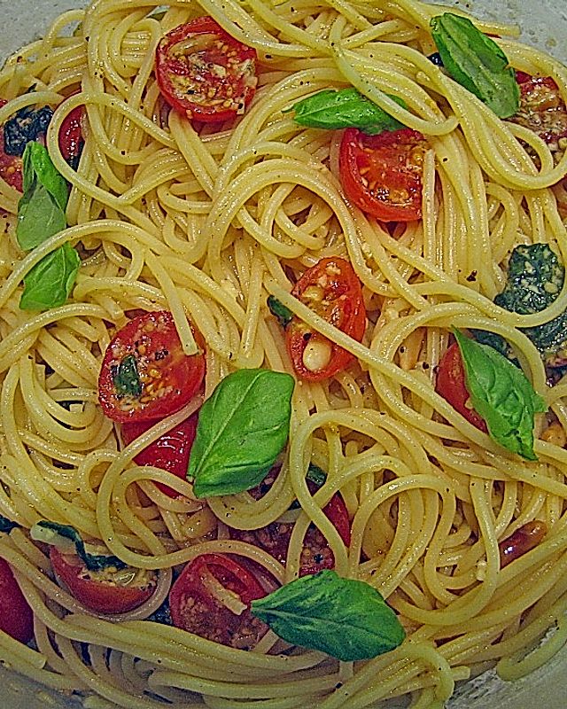 Spaghetti mit Cocktailtomaten und Oliven