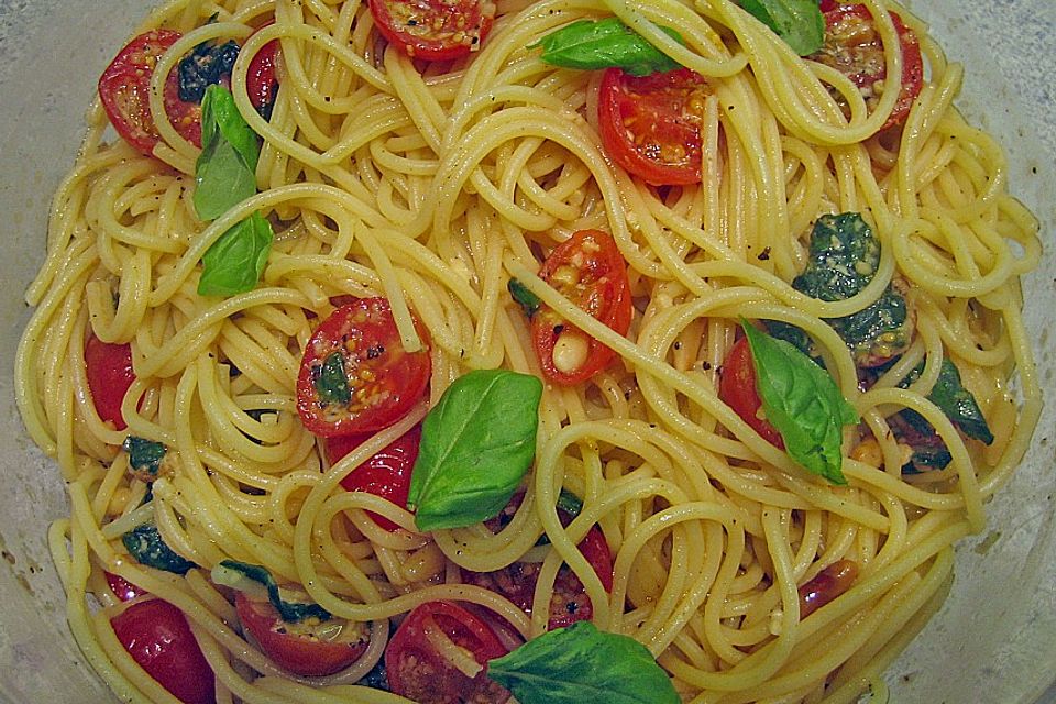 Spaghetti mit Cocktailtomaten und Oliven