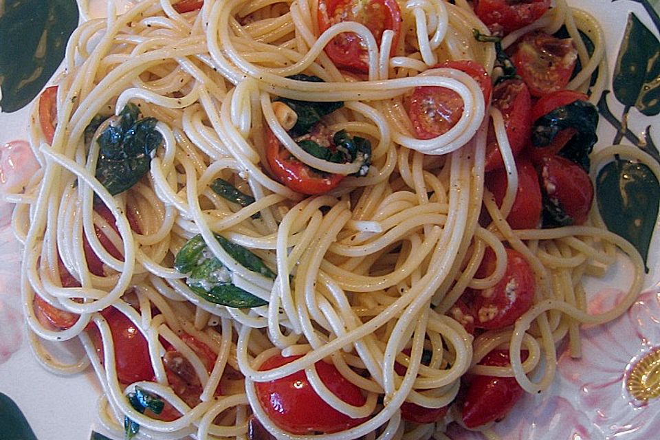 Spaghetti mit Cocktailtomaten und Oliven