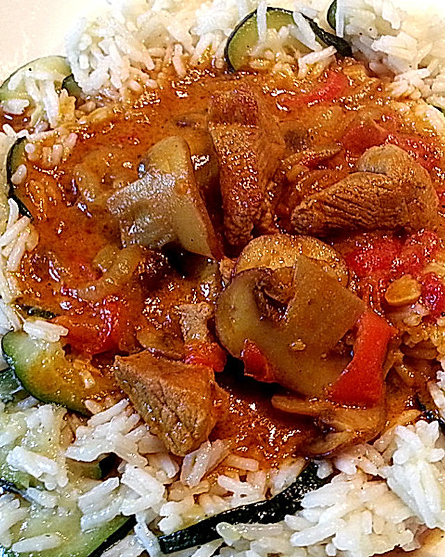 Curry-Gulasch mit Paprika an Zucchinireis