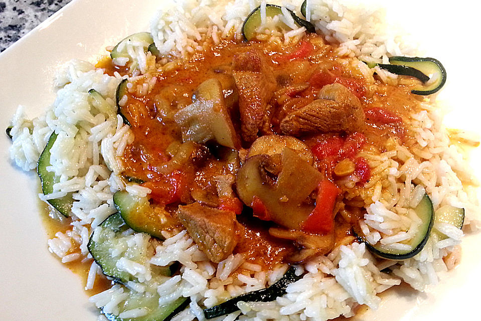 Curry-Gulasch mit Paprika an Zucchinireis