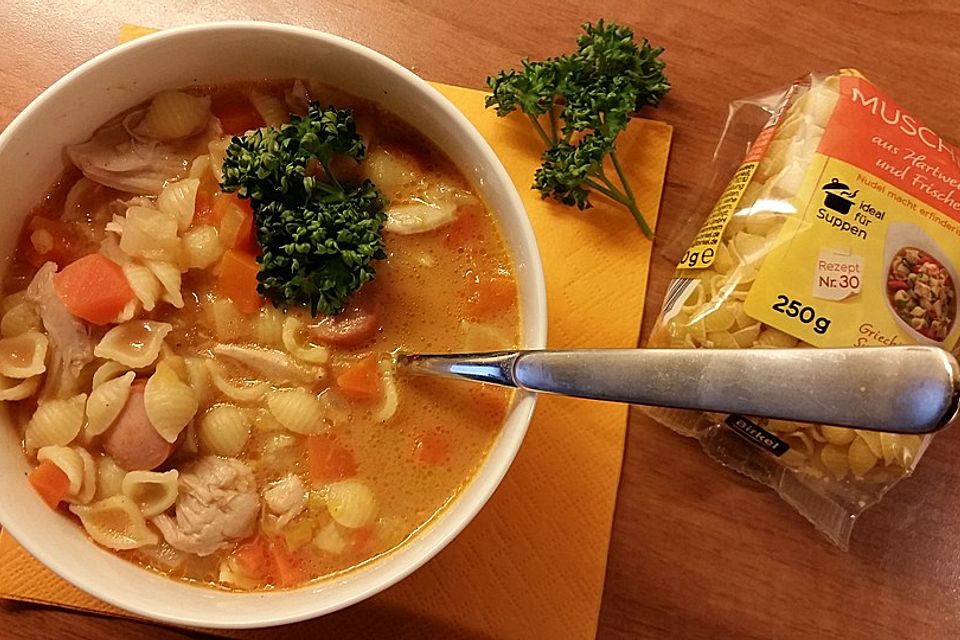 Tomatensuppe mit Hühnerkeulen, Wienerle und Muschelnudeln