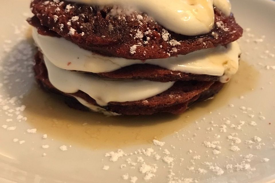 Amerikanische Red-Velvet-Pancakes mit Frischkäse-Frosting