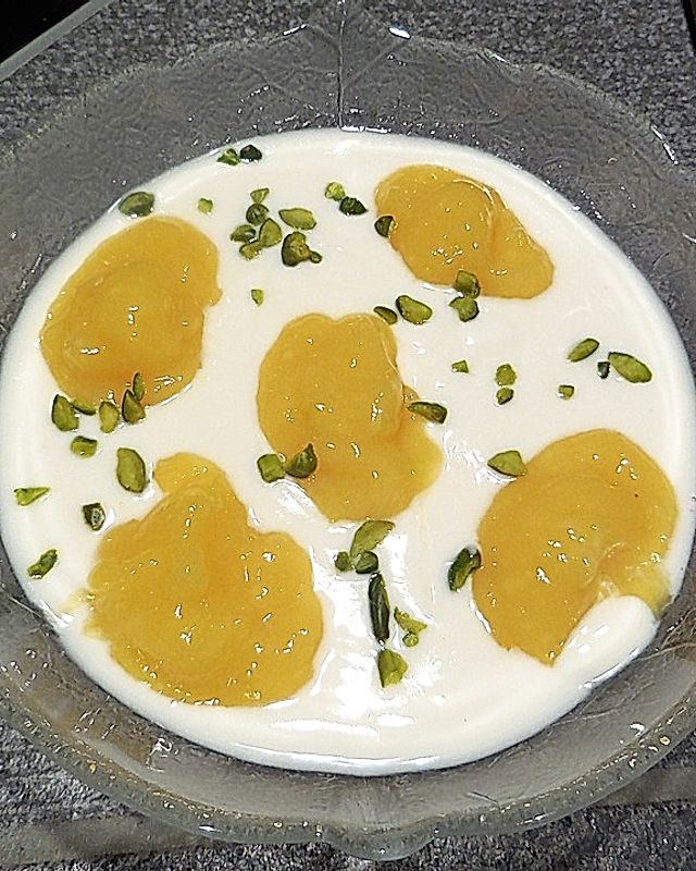 Einfaches Mangodessert mit Honigjoghurt