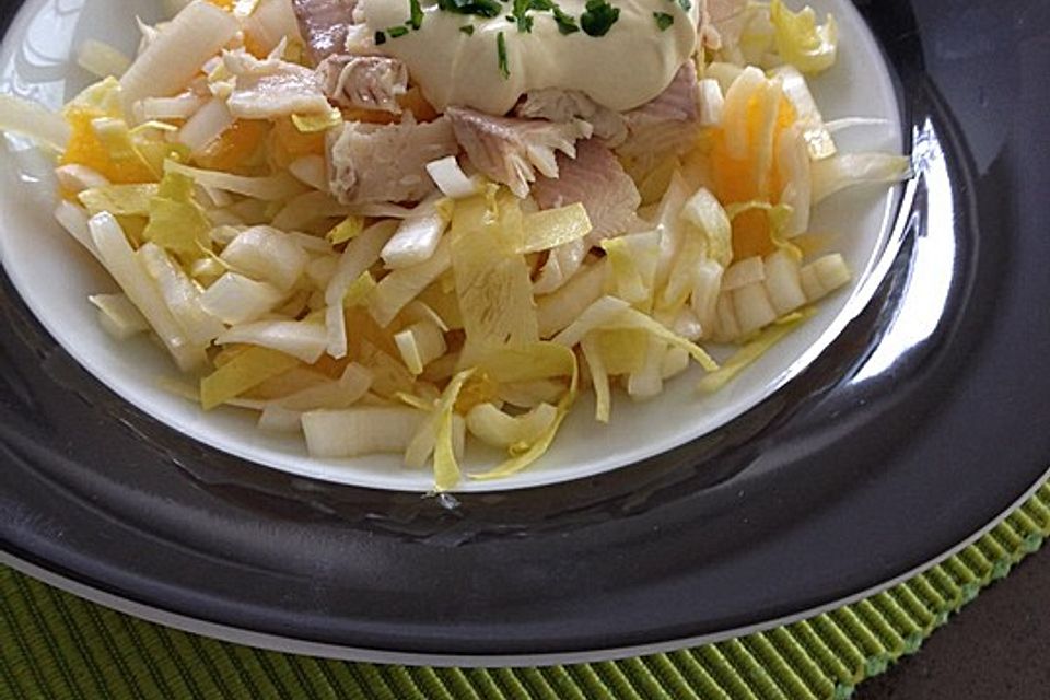 Chicorée-Orangen-Salat mit Forelle