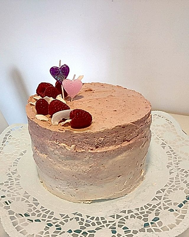 Dreifarbige Erdbeer-Kokos-Torte ohne Zucker