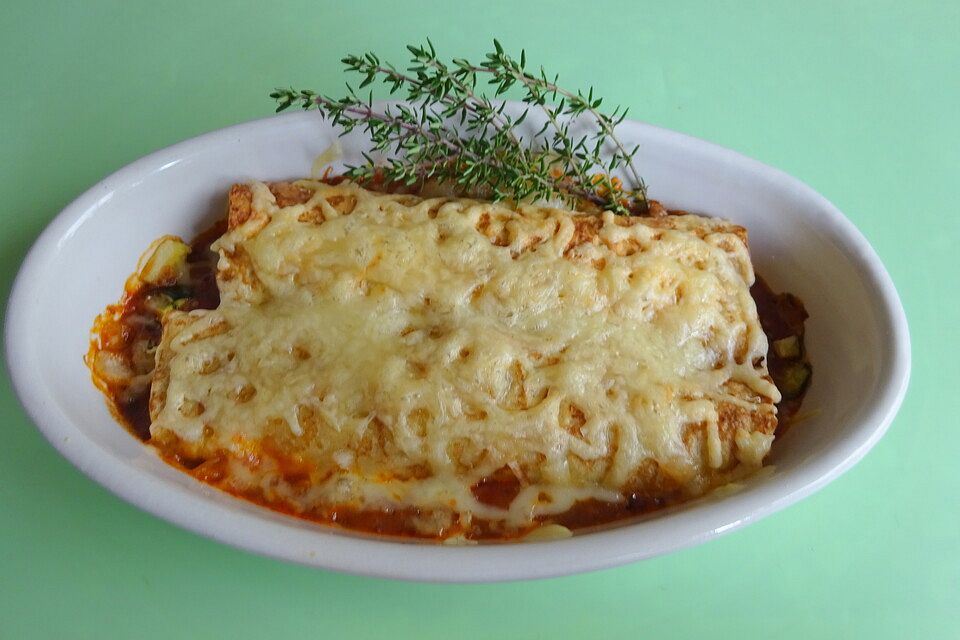 Überbackene Pfannkuchen mit Tomatensauce