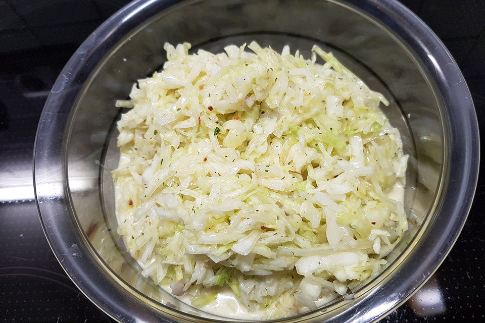 Krautsalat mit Walnuss-Sahne-Dressing