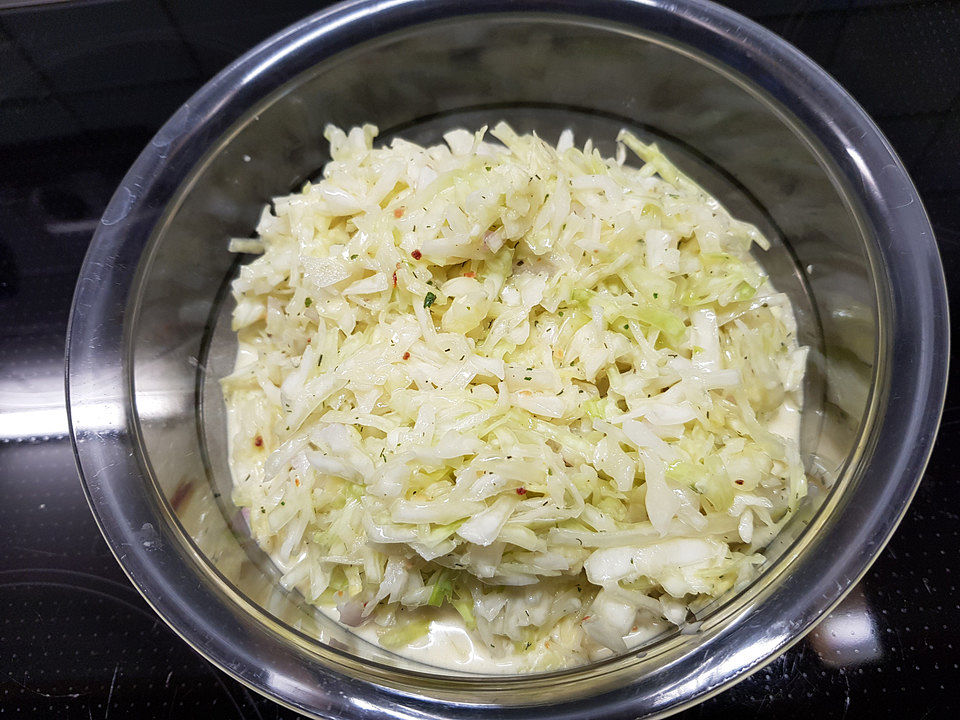 Krautsalat mit Walnuss-Sahne-Dressing von Miezekatzja| Chefkoch