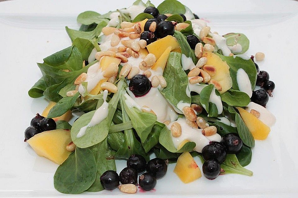 Feldsalat mit Mango, Johannisbeeren und Pinienkernen in Johannisbeer-Joghurt-Dressing