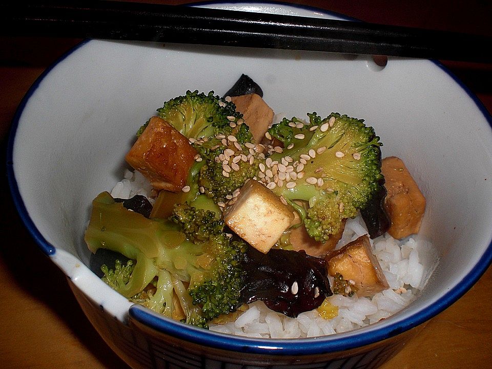 Brokkoli mit Tofu und Mu-Err-Pilzen von sparkling_cherry| Chefkoch