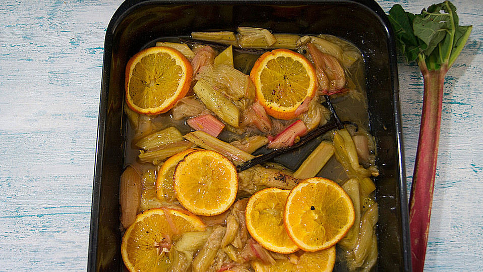 Gerösteter Rhabarber aus dem Ofen von NatuerlichLecker Gerösteter Rhabarber aus dem Ofen von NatuerlichLecker