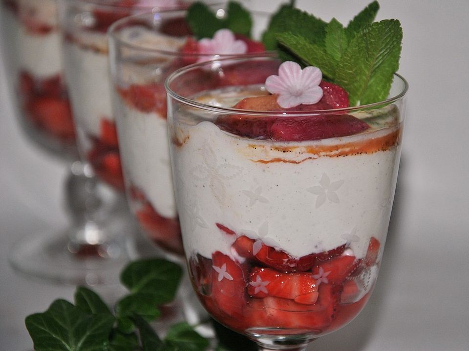 Schnelles Erdbeer-Rhabarber-Joghurt-Dessert von NatuerlichLecker| Chefkoch