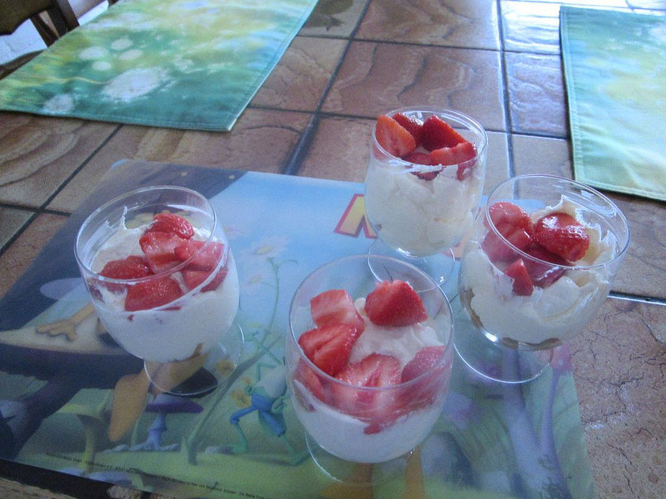 Schnelles Erdbeer-Rhabarber-Joghurt-Dessert von NatuerlichLecker | Chefkoch
