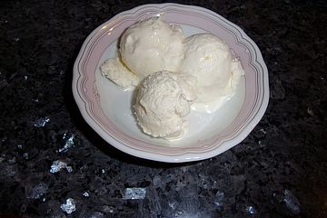 Zitroneneis mit Joghurt und Sahne