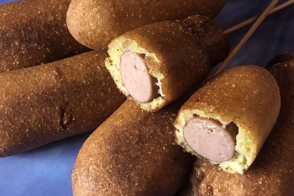 Corn Dogs – Würstchen am Stiel im Maisteigmantel