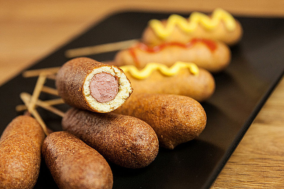 Corn Dogs – Würstchen am Stiel im Maisteigmantel