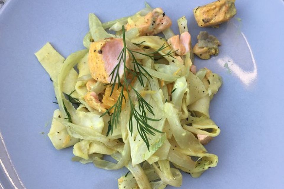 Bandnudeln mit Fenchel und Lachs