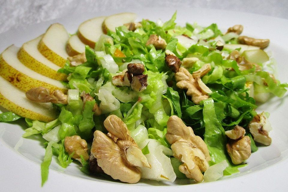 Endiviensalat mit Nüssen und Birnen