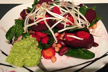 Spinat-Randen-Salat mit Avocadohummus