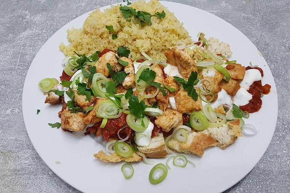 Hähnchen mit geröstetem Brot und Sauce