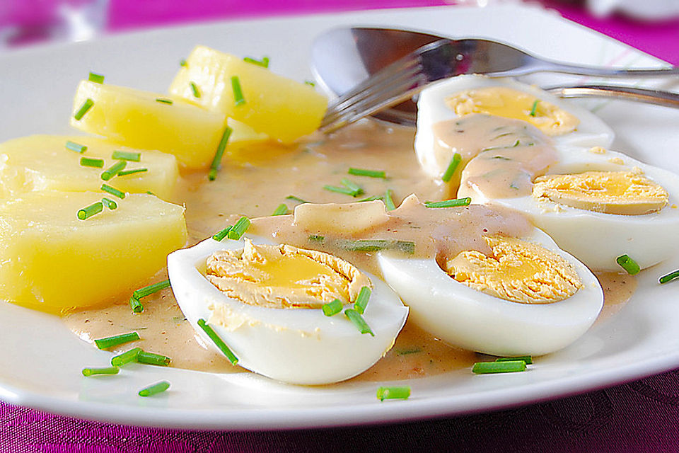 Eier in Kräutersauce