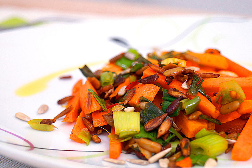 Scharfer Möhrensalat mit Sonnenblumenkernen